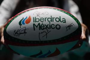 Fotografía de un balón de Rugby en la presentación de DestElla, proyecto para impulsar el empoderamiento femenino a través del deporte este martes, en Ciudad de México (México). EFE/ Sáshenka Gutiérrez