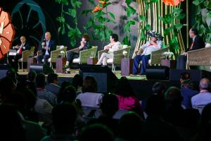Público asiste al discurso del presidente y director ejecutivo del World Wildlife Fund (WWF) en Estados Unidos, Carter Roberts (2-i) durante un panel en la Semana de la Sostenibilidad de BID Invest este jueves, en Manaos (Brasil).EFE/ Antonio Lacerda