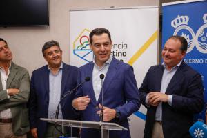 MADRID , 29/06/2024.- El presidente de Andalucía, Juan Manuel Moreno Bonilla (2d), asiste a un acto de presentación del nuevo logo de la campaña turística "Destino Huelva" antes del concierto del cantante Manu Carrasco, este sábado en el estadio Santiago Bernabéu, en Madrid. EFE/David Fernández