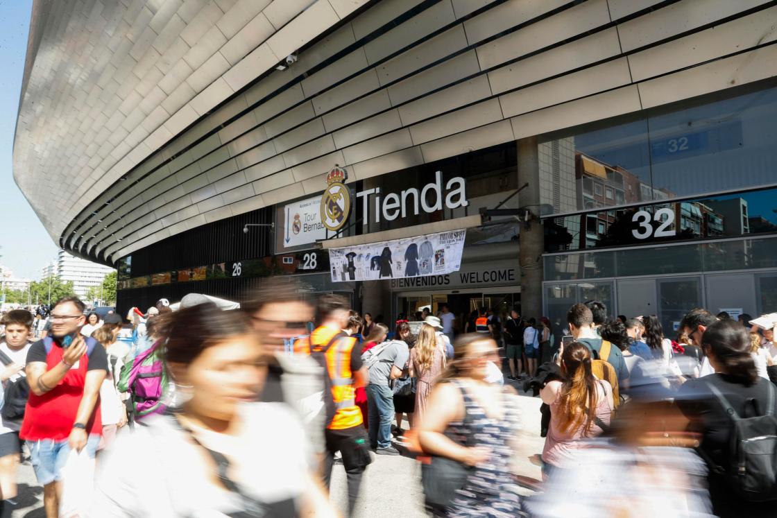 Varias personas a las puertas de la tienda de 'fans' de Taylor wift en el Bernabeu, en Madrid. EFE/ Gema Garcia