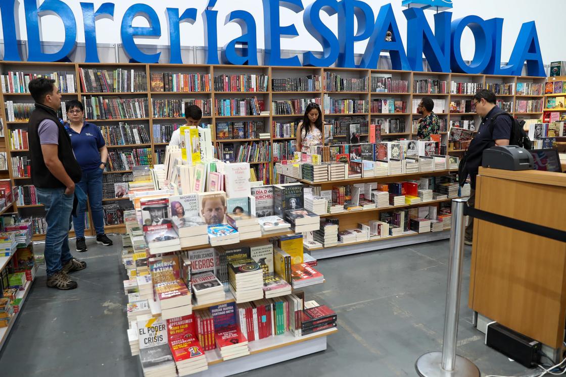 Personas recorren un stand de la Feria Internacional del Libro de Quito (FILQ), en Quito (Ecuador). EFE/ José Jácome 
