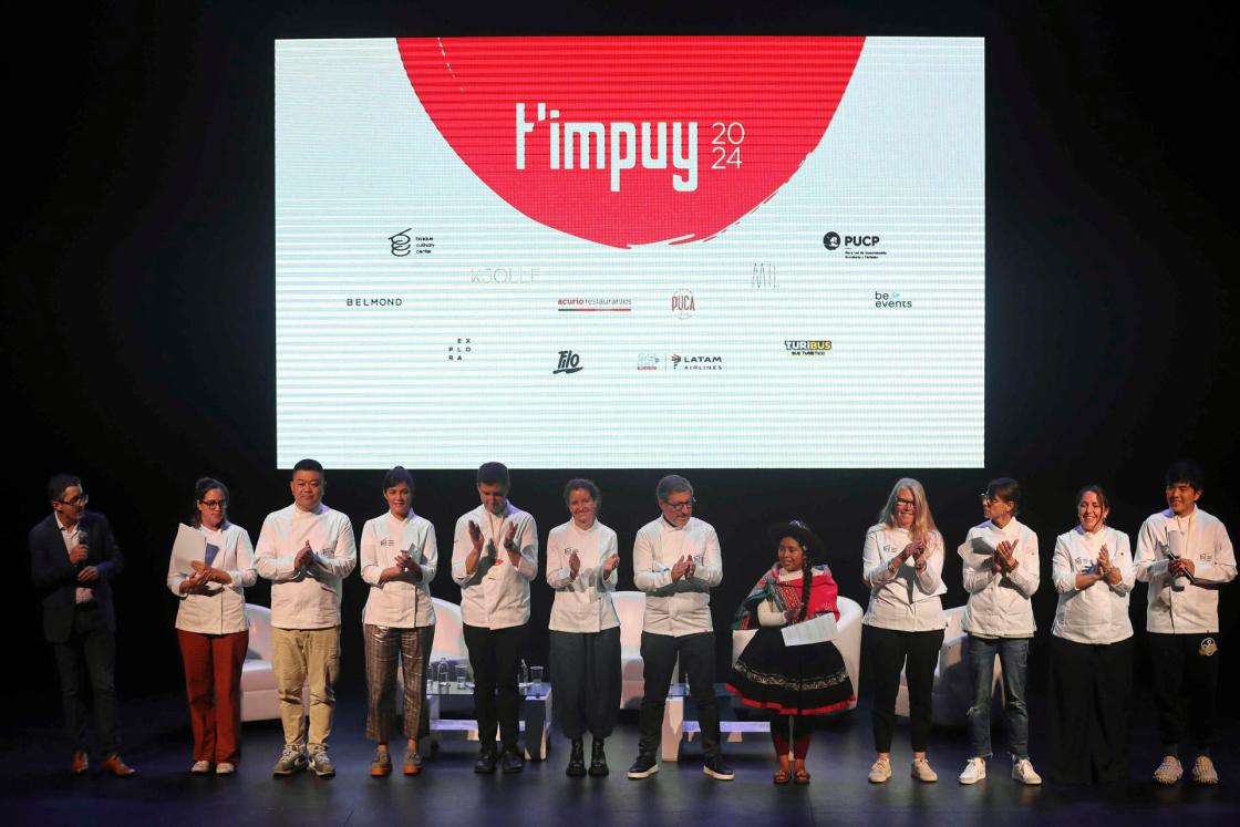 LIMA (PERÚ) 20/06/2024.- Joxe Mari Aizega (i), director de Basque Culinary Center, junto a varios chefs, durante la lectura de la Carta del Consejo Internacional del Basque Culinary Center 2024, el miércoles 19 de junio en Lima (Perú). EFE/Paolo Aguilar
L