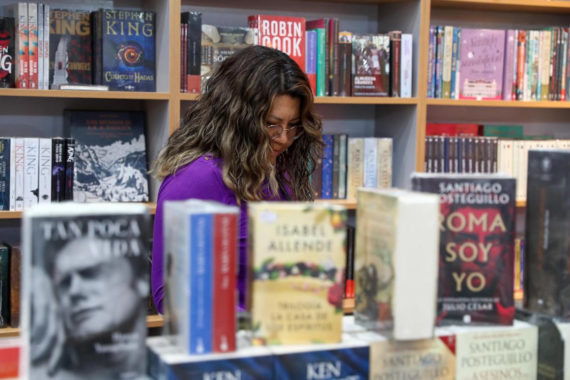 Una persona observa libros es un stand de la Feria Internacional del Libro de Quito (FILQ), en Quito (Ecuador). EFE/ José Jácome 