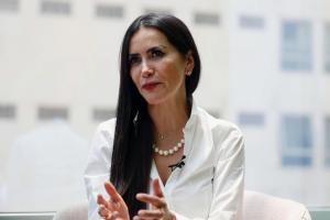 La directora de Iberdrola México, Katya Somohano, habla en una entrevista con EFE en la presentación de DestElla, proyecto para impulsar el empoderamiento femenino a través del deporte en Ciudad de México (México). EFE/ Sáshenka Gutiérrez