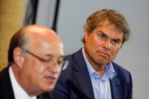 El presidente del Banco Interamericano de Desarrollo (BID), Ilan Goldfajn (izq.), y James Scriven (der.), gerente general de BID Invest, participan en una rueda prensa durante la Semana de la Sostenibilidad organizada por BID Invest, parte del Grupo del Banco Interamericano de Desarrollo, este jueves, en Manaos (Brasil). . EFE/ Antonio Lacerda