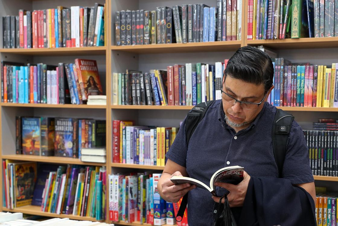 Una persona lee un libro es un stand de la Feria Internacional del Libro de Quito (FILQ), en Quito (Ecuador). EFE/ José Jácome