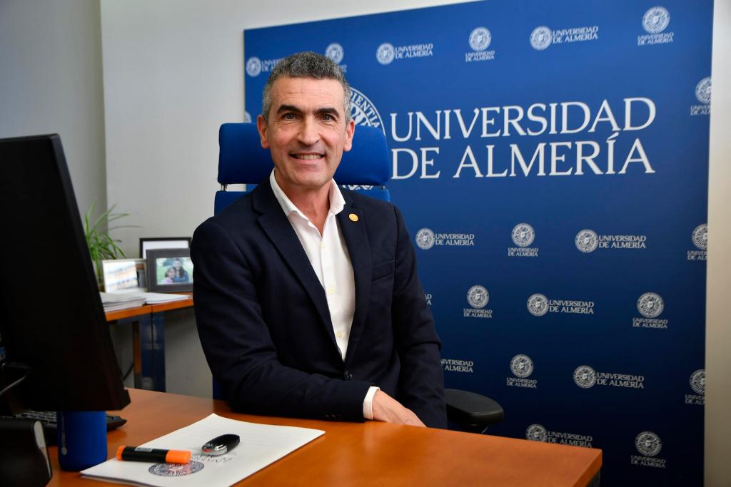GRAFAND1957. ALMERÍA, 20/06/2024.- El vicerrector de Postgrado y Relaciones Institucionales la Universidad de Almería (UAL), Fernando Carvajal, asegura que este centro tiene una tasa de inserción laboral de sus estudiantes de másteres que se sitúa en unos tres puntos porcentuales por encima de la media andaluza.EFE/Carlos Barba