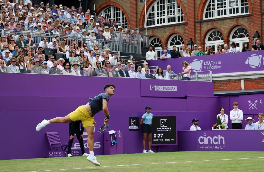 El tenista español Carlos Alcaraz contra el argentino Francisco Cerundolo durante su partido de segunda ronda del torneo Queen's Club, el 18 de junio de 2024. EFE/EPA/ANDY RAIN