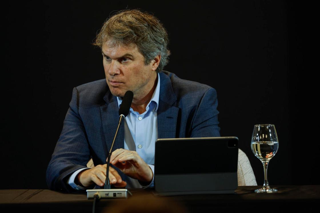 James Scriven, gerente general de BID Invest, participa de una rueda prensa durante la Semana de la Sostenibilidad organizada por BID Invest, parte del Grupo del Banco Interamericano de Desarrollo, este jueves, en Manaos (Brasil). . EFE/ Antonio Lacerda