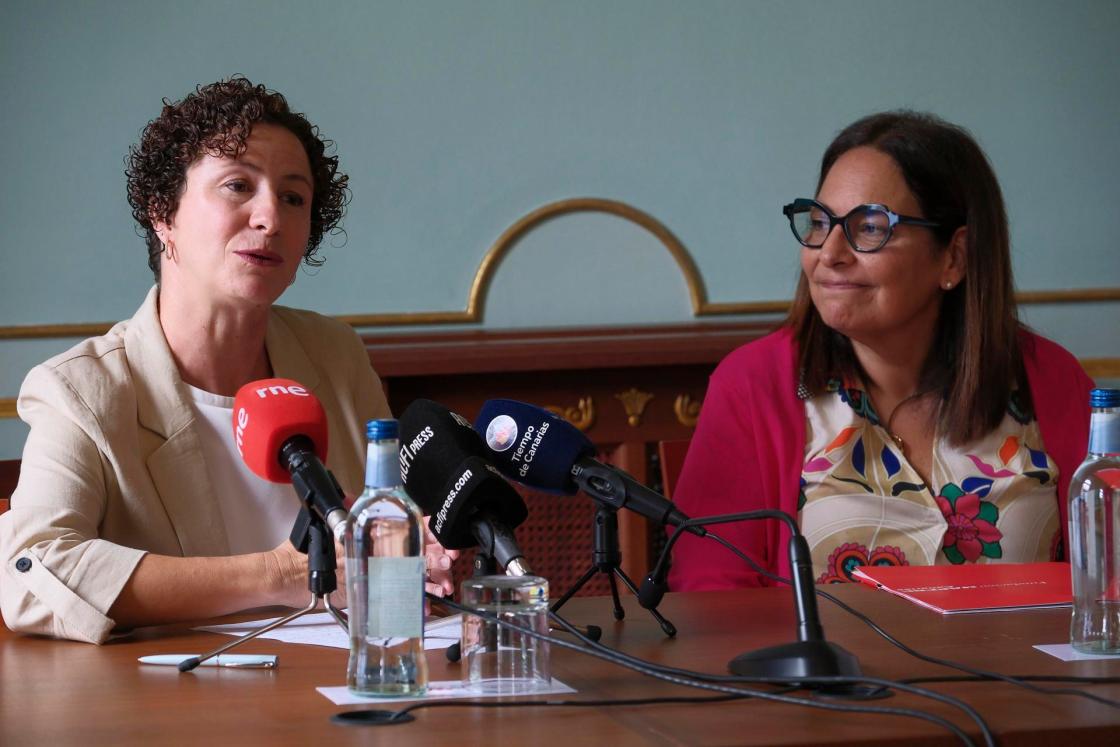 GRAFCAN1106. LAS PALMAS DE GRAN CANARIA (ESPAÑA), 27/06/2024.- La vicepresidenta de la Fundación Mapfre Canarias, Isabel Suárez (d), y la coordinadora de la iniciativa, Guacimara Molina (i), han presentado este jueves un proyecto de realidad virtual aplicada a la musicoterapia en pacientes con lesiones medulares, que desarrollan con la sanidad pública canaria en el programa de musicoterapia hospitalaria. EFE/Ángel Medina G.