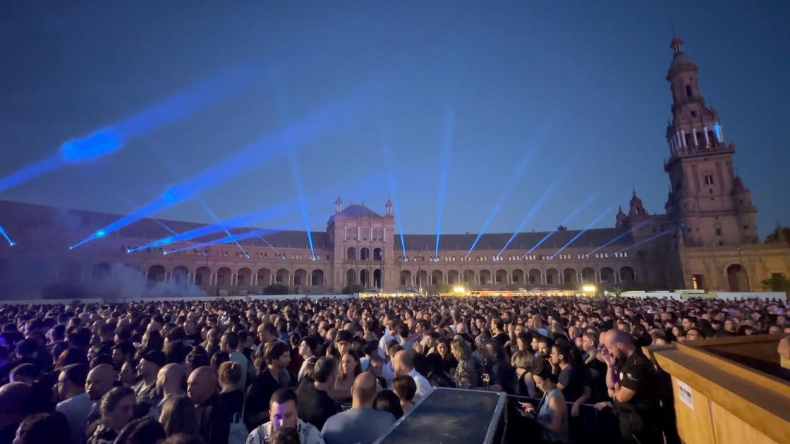 Imagen del concierto de Robe en el Icónica SantaLucía Sevilla Fest, este viernes en la Plaza de España de Sevilla. EFE