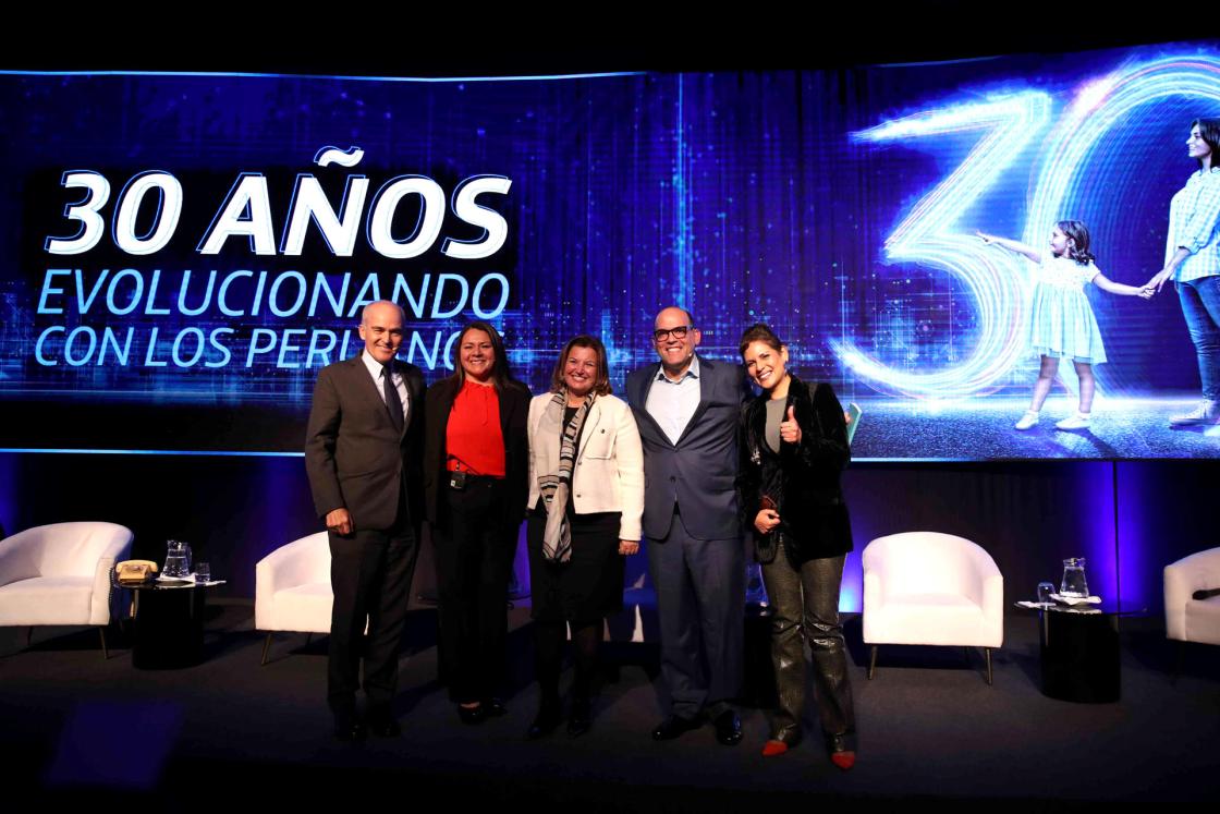 El expresidente de la Confederación Nacional de Instituciones Empresariales Privadas (Confiep), Roque Benavides (i), la exresponsable de la Secretaría de Gobierno y Transformación Digital de Perú, Marushka Chocobar (2-i), la presidenta ejecutiva de Telefónica Perú, Elena Maestre (c) y el director ejecutivo de Intercorp, Fernando Zavala (2-d) y la moderadora Maite Vizcarraayer participan de un acto de conmemoración por el trigésimo aniversario de Telefónica, en Lima (Perú). EFE/Paolo Aguilar