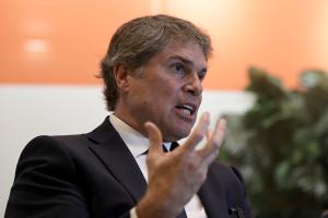 El director general del BID Invest, James Scriven, habla con EFE durante una entrevista el 4 de junio de 2024 en la sede del organismo en Washington (EE.UU). EFE/Lenin Nolly