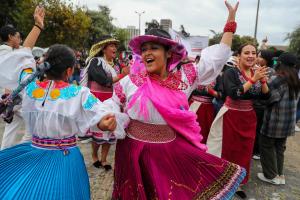Bailarinas participan en el Inti Raymi (fiesta del sol) en Quito (Ecuador). EFE/José Jácome