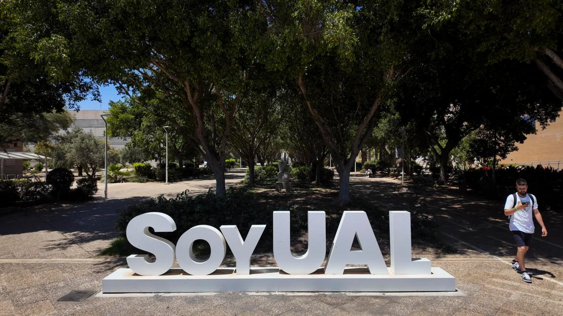 GRAFAND1960. ALMERÍA, 20/06/2024.- Letrero en el Campus de la Universidad de Almería (UAL) que tiene una tasa de inserción laboral de sus estudiantes de másteres que se sitúa en unos tres puntos porcentuales por encima de la media andaluza.EFE/Carlos Barba