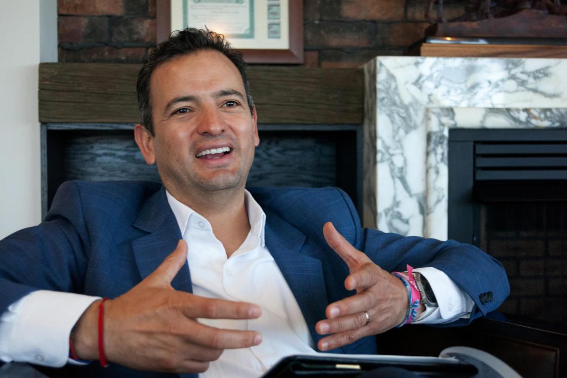 El alcalde de Chihuahua, Marco Bonilla habla durante una entrevista con EFE en Chihuahua (México). EFE/ Martín Coronado