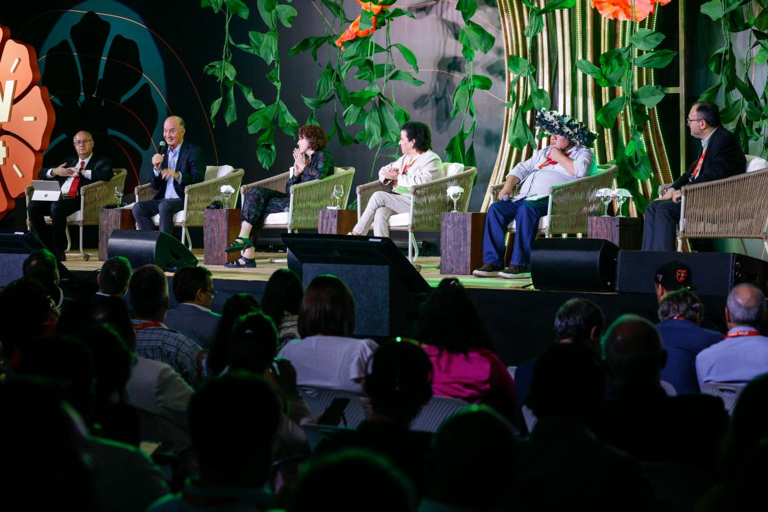 The audience listens to the president and CEO of the World Wildlife Fund (WWF) in the United States, Carter Roberts (2nd from the left) during a panel at the IDB Invest Sustainability Week on Thursday in Manaus (Brazil). EFE/Antonio Lacerda. 
