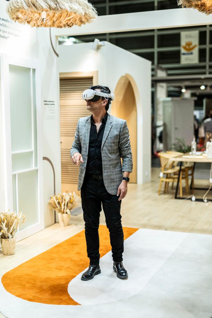 La inteligencia artificial permite que una puerta sea translucida u opaca solo con pedírselo a un asistente de voz. En la imagen, un hombre prueba Inteligencia Artificial, en una fotografía de Castalla Puertas.. EFE.