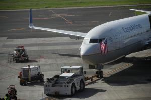 Un avión es remolcado durante la inauguración de una nueva ruta aérea en el Aeropuerto Internacional de Tocumen en al Ciudad de Panamá (Panamá). EFE/ Bienvenido Velasco