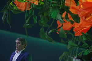 El CEO de BID Invest, James P. Scriven, habla durante la apertura del "Sustainability Week", evento de sostenibilidad de mayor trascendencia para el sector privado de América Latina y el Caribe, organizado por el Banco Interamericano de Desarrollo (BID), este martes en Manaos, capital del estado de la Amazonas (Brasil). EFE/ Antonio Lacerda