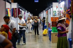 Personas recorren la Feria Nacional de Artesanías en Ciudad de Panamá (Panamá). EFE/ Bienvenido Velasco