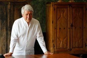 El empresario y productor español, Enrique Cerezo, posa al término de una entrevista con EFE, este viernes en el marco de la 39 edición del Festival Internacional de Cine de Guadalajara (FICG), celebrado en la ciudad de Guadalajara, en Jalisco (México).EFE/Francisco Guasco