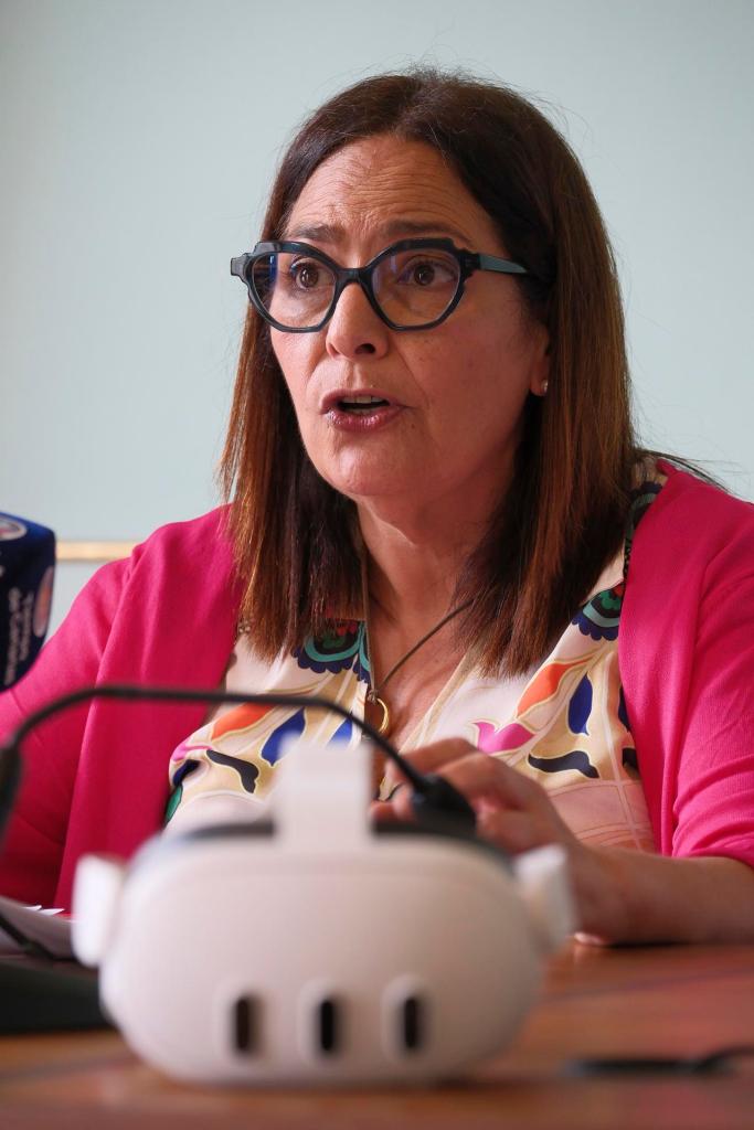 GRAFCAN1103. LAS PALMAS DE GRAN CANARIA (ESPAÑA), 27/06/2024.- La vicepresidenta de la Fundación Mapfre Canarias, Isabel Suárez, ha presentado este jueves un proyecto de realidad virtual aplicada a la musicoterapia en pacientes con lesiones medulares, que desarrollan con la sanidad pública canaria en el programa de musicoterapia hospitalaria. EFE/Ángel Medina G.
