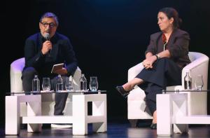 El chef español Joan Roca (i) habla junto a la argentina Narda Lepes durante el anuncio del ganador del Basque Culinary World Prize 2024 en Lima (Perú). EFE/ Paolo Aguilar
