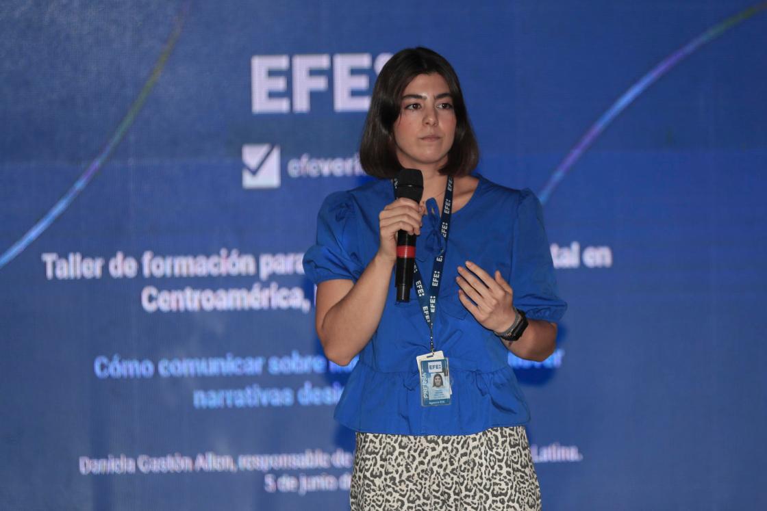 La coordinadora de EFE verifica, Daniela Gastón, habla durante la Primera Edición de la Escuela regional de formación para funcionarios institucionales en comunicación y migración, este miércoles, en la ciudad de Comayagua (Honduras). EFE/Gustavo Amador