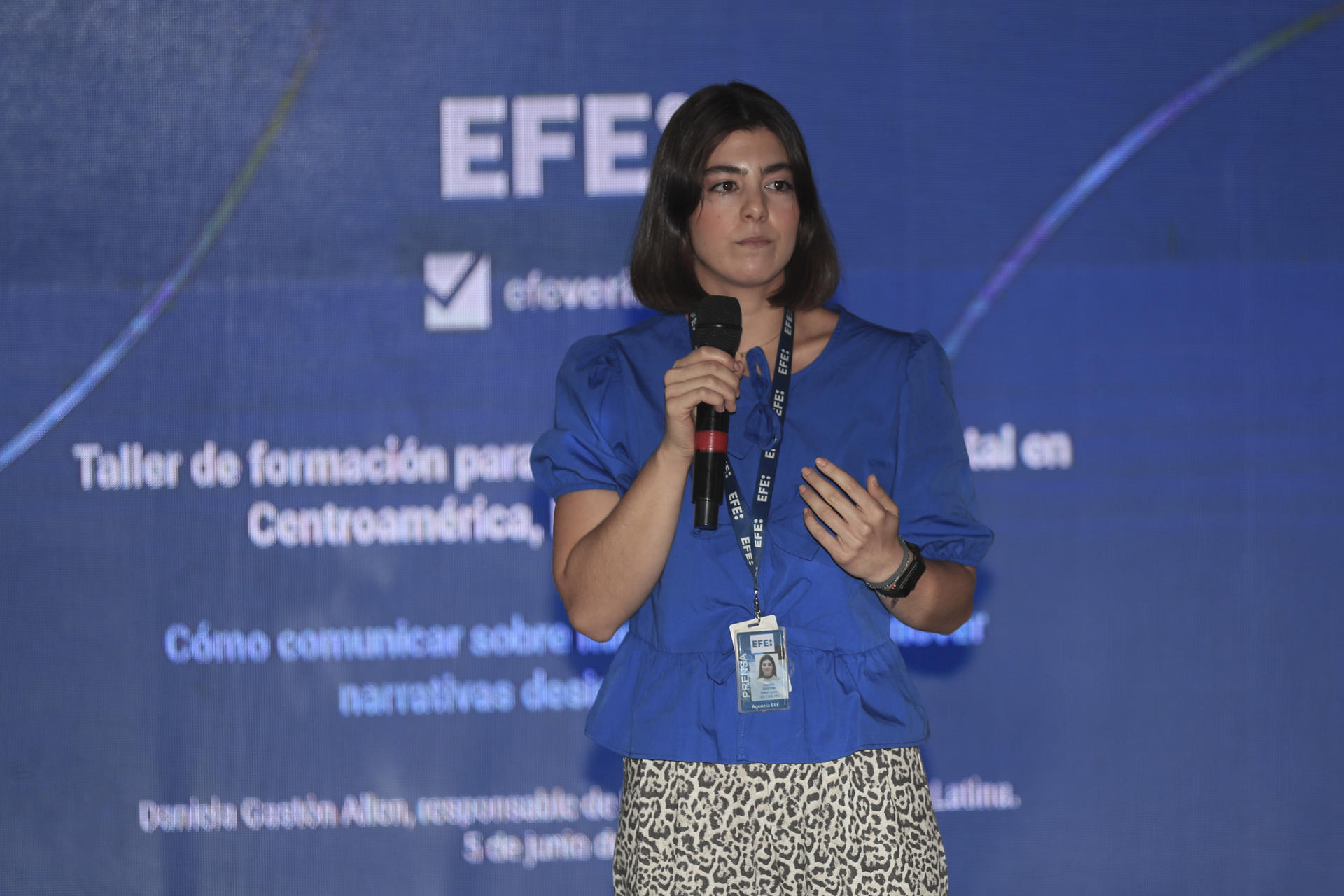 La coordinadora de EFE verifica, Daniela Gastón, habla durante la Primera Edición de la Escuela regional de formación para funcionarios institucionales en comunicación y migración, este miércoles, en la ciudad de Comayagua (Honduras). EFE/Gustavo Amador