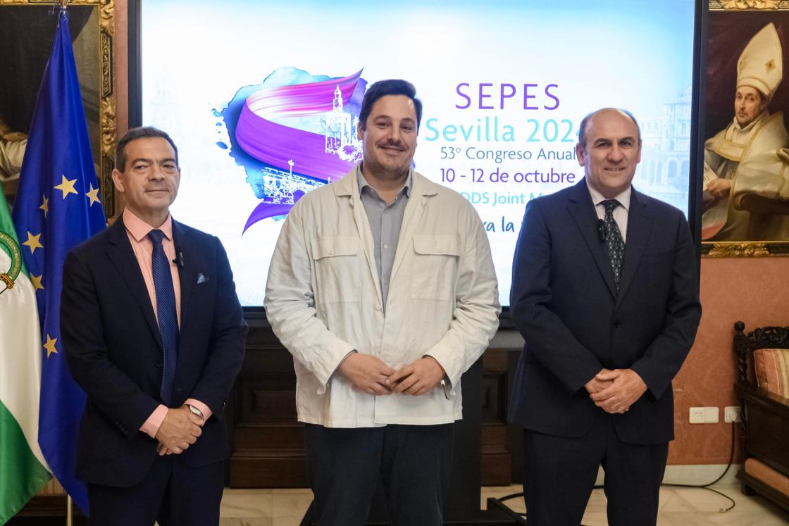 SEVILLA, 25/06/2024.- (Izq a dcha) El presidente de SEPES, Guillermo Pradíes; el delegado de Área de Barrios de Atención Preferente y Derechos Sociales del Ayuntamiento de Sevilla, José Luis García, y el vicepresidente SEPES y presidente del Congreso, Rafael Martínez, durante la presentación de la 53º edición del congreso anual de la Sociedad Española de Prótesis Estomatológica y Estética (SEPES), un congreso clínico-científico que se celebrará bajo el lema "Protocolos para la práctica clínica" en el Palacio de Congresos y Exposiciones Fibes II los próximos días 10, 11 y 12 de octubre de 2024 en Sevilla. EFE/Raúl Caro