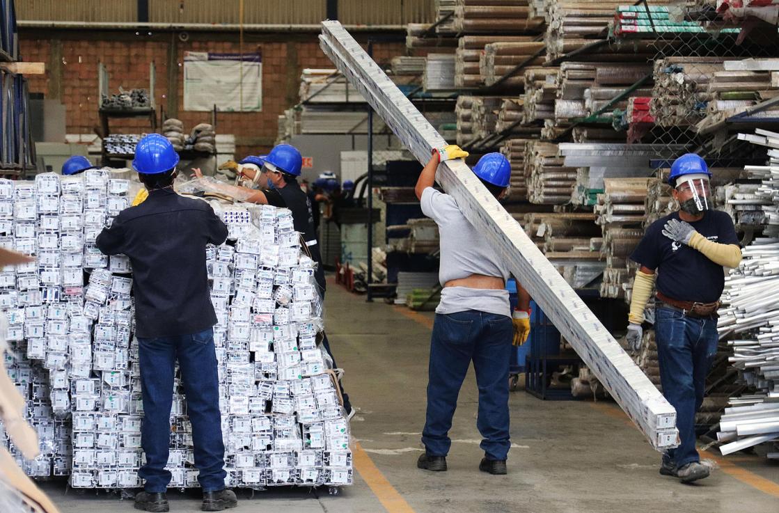 Fotografía de archivo que muestra a trabajadores en una fábrica de aluminio en la Ciudad de México (México). EFE/ José Pasos ARCHIVO