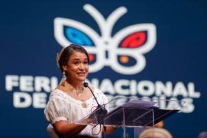 La ministra de cultura Giselle González Villarrué habla durante la inauguración de la Feria Nacional de Artesanías en Ciudad de Panamá (Panamá). EFE/ Bienvenido Velasco
