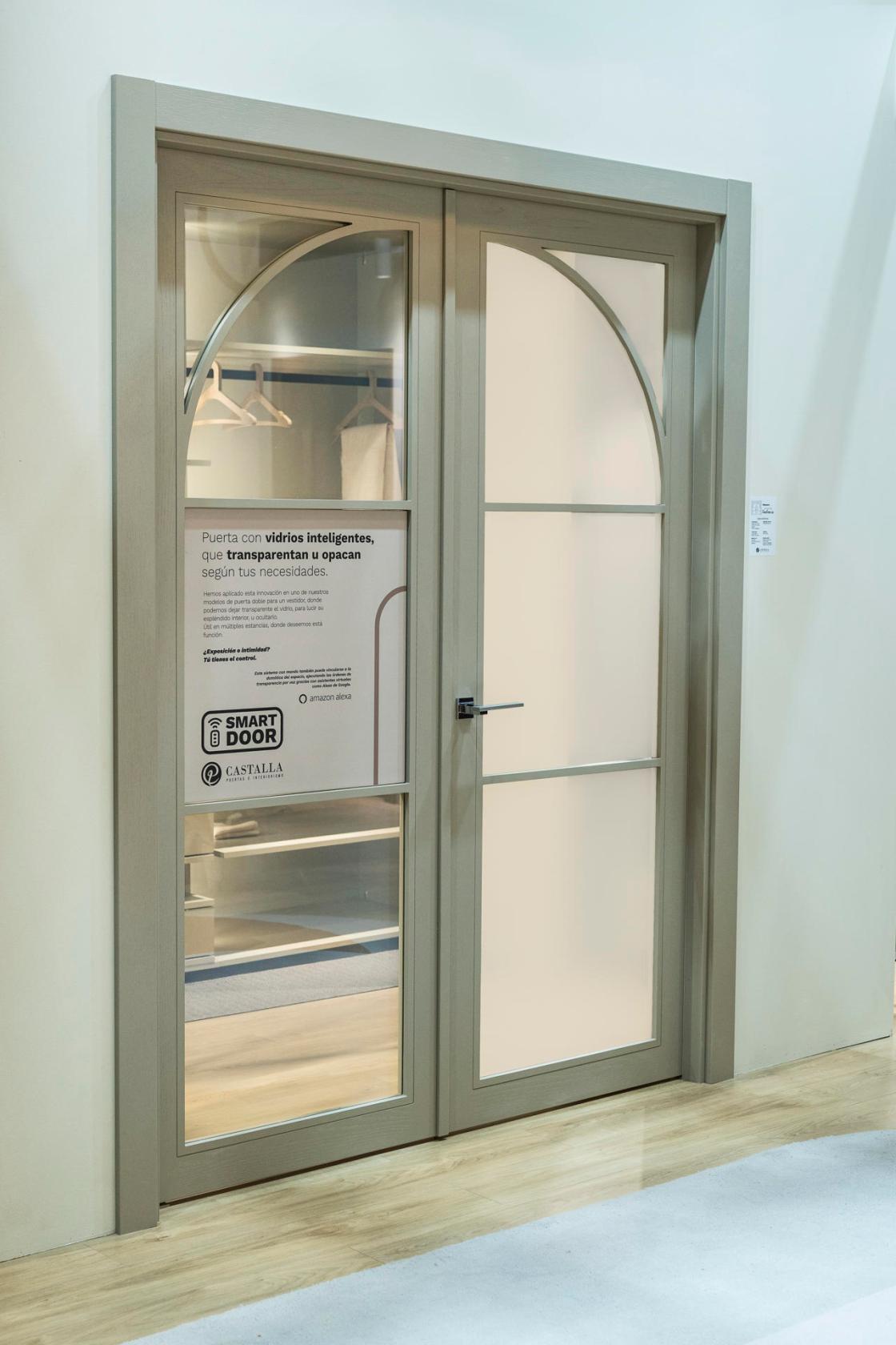 La inteligencia artificial permite que una puerta sea translucida u opaca solo con pedírselo a un asistente de voz. En la imagen, una de estas puertas, en una fotografía de Castalla Puertas facilitada a EFE.
