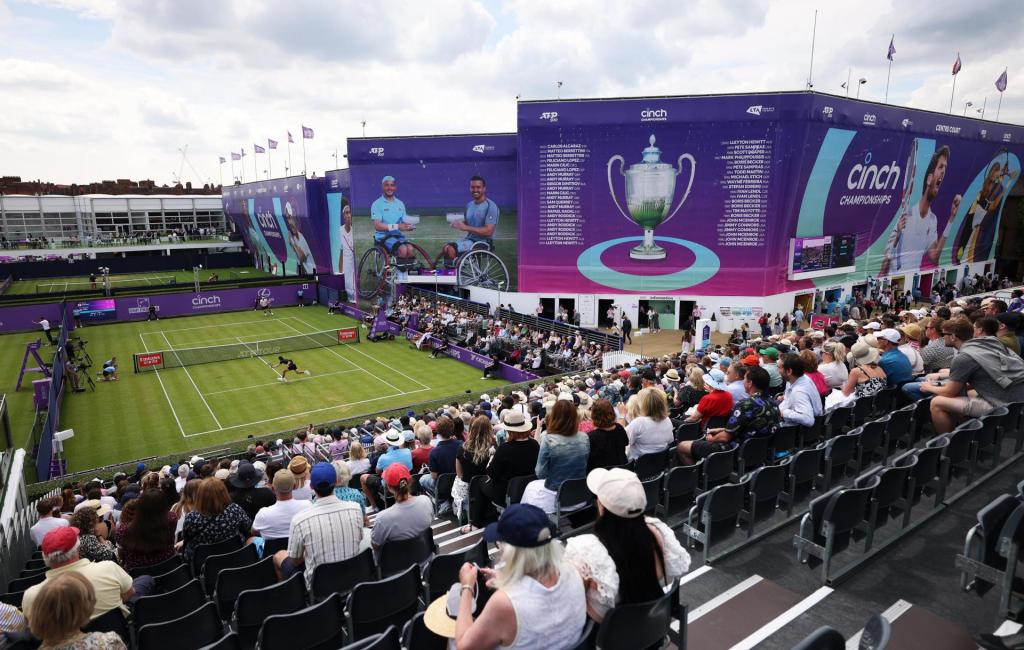 Espectadores durante un partido de segunda ronda del Queen's Club, el 18 de junio de 2024. EFE/EPA/ANDY RAIN