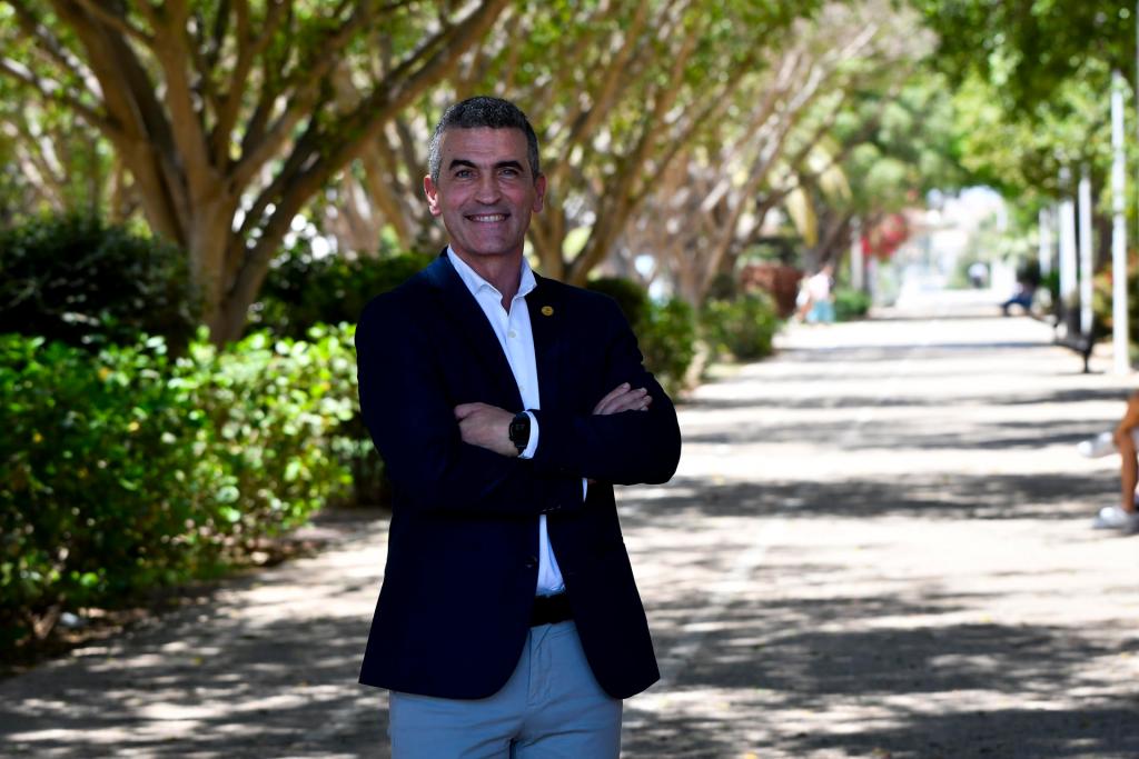 GRAFAND1957. ALMERÍA, 20/06/2024.- El vicerrector de Postgrado y Relaciones Institucionales la Universidad de Almería (UAL), Fernando Carvajal, posa en el Campus universitario durante una entrevista con EFE en la que asegura que este centro tiene una tasa de inserción laboral de sus estudiantes de másteres que se sitúa en unos tres puntos porcentuales por encima de la media andaluza.EFE/Carlos Barba