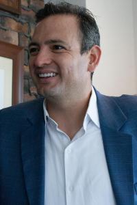 El alcalde de Chihuahua, Marco Bonilla habla durante una entrevista con EFE en Chihuahua (México). EFE/ Martín Coronado