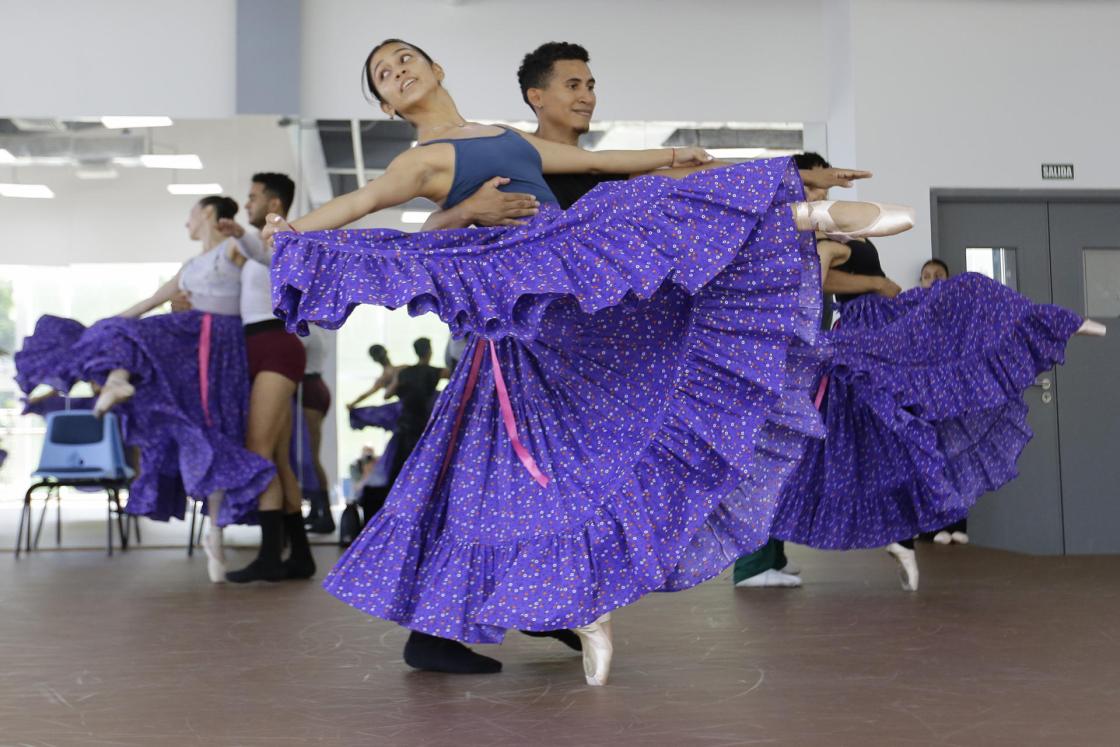 Bailarines del Ballet Nacional de Panamá durante una práctica en Ciudad de Panamá (Panamá). EFE/ Carlos Lemos
