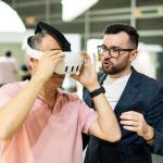 La inteligencia artificial permite que una puerta sea translucida u opaca solo con pedírselo a un asistente de voz. En la imagen, dos hombres prueban Inteligencia Artificial. EFE/Castalla Puertas
