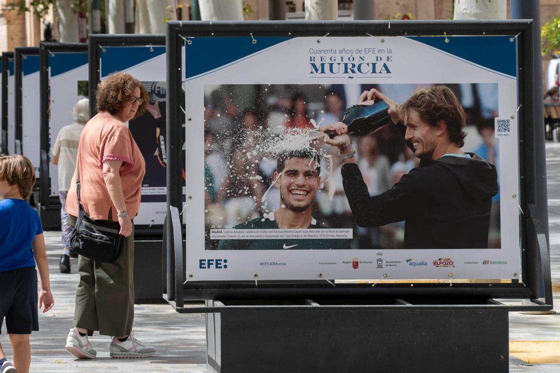 Exposición de fotografía conmemorativa por el 40 Aniversario de la Agencia EFE en Murcia, que se expone en el Paseo Alfonso X el Sabio de Murcia, desde hoy 6 de junio hasta el 6 de Julio. EFE/Marcial Guillén