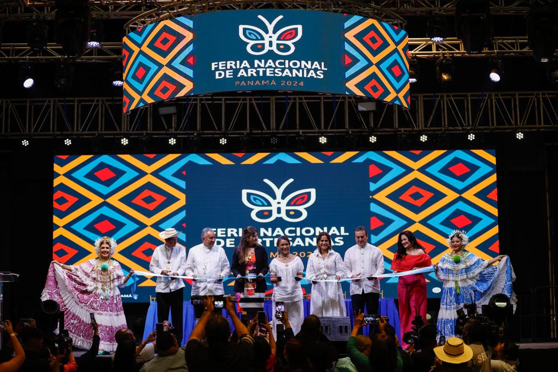 La ministra de cultura Giselle González Villarrué (c) participa en la inauguración de la Feria Nacional de Artesanías, en Ciudad de Panamá (Panamá). EFE/ EFE/ Bienvenido Velasco