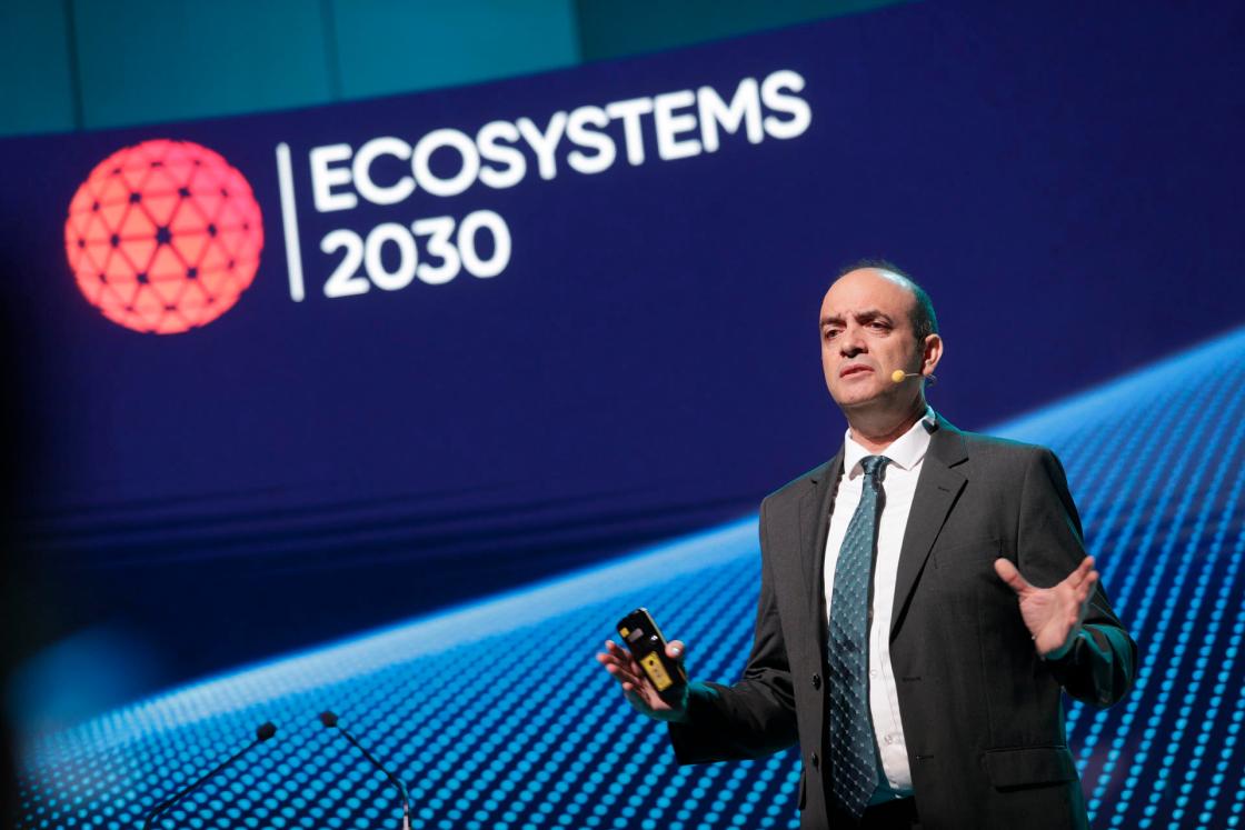 A CORUÑA, 28/06/24.- La nueva edición del foro internacional Ecosystems 2030 convierte a A Coruña en el escenario de análisis y debate de la evolución de la innovación y su impacto en áreas como la seguridad, la protección de datos o las redes sociales, en una edición que cuenta con más mujeres que nunca bajo el título 'Mujeres en el liderazgo'. En la imagen, el organizador del congreso, Omar Hatamleh, que es además asesor jefe de Inteligencia Artificial e Innovación del Goddard Space Flight Center de la NASA, este viernes. EFE/Cabalar