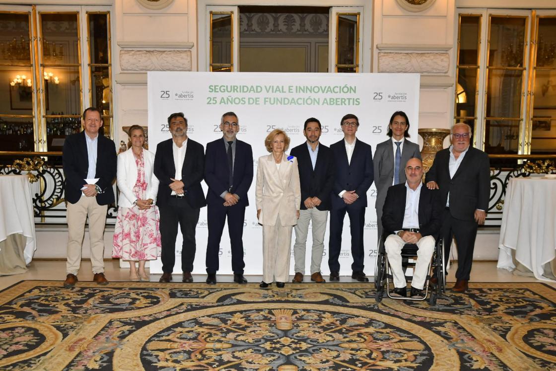 La presidenta de la Fundación Abertis, Elena Salgado (centro), y la directora de la Fundación Abertis, Georgina Flamme, (2i), rodeadas de los ponentes de la jornada 'Seguridad Vial e Innovación, 25 años de Fundación Abertis' y de su presentador y moderador, Carlos García-Hirschfeld (1i), este miércoles en Madrid. EFE/CEDIDA POR FUNDACIÓN ABERTIS