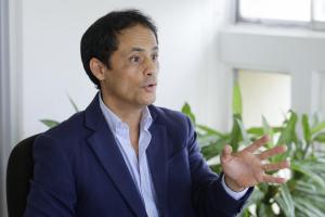 El arquitecto panameño miembro del Icomos, Daniel Young-Torquemada, habla durante una entrevista con EFE en Ciudad de Panamá (Panamá). EFE/ Carlos Lemos