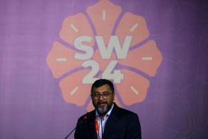 El gobernador del estado de Amazonas, Wilson Lima, habla durante la apertura del "Sustainability Week", evento de sostenibilidad de mayor trascendencia para el sector privado de América Latina y el Caribe, organizado por el Banco Interamericano de Desarrollo (BID), este martes en Manaos, capital del estado de la Amazonas (Brasil).EFE/ Antonio Lacerda