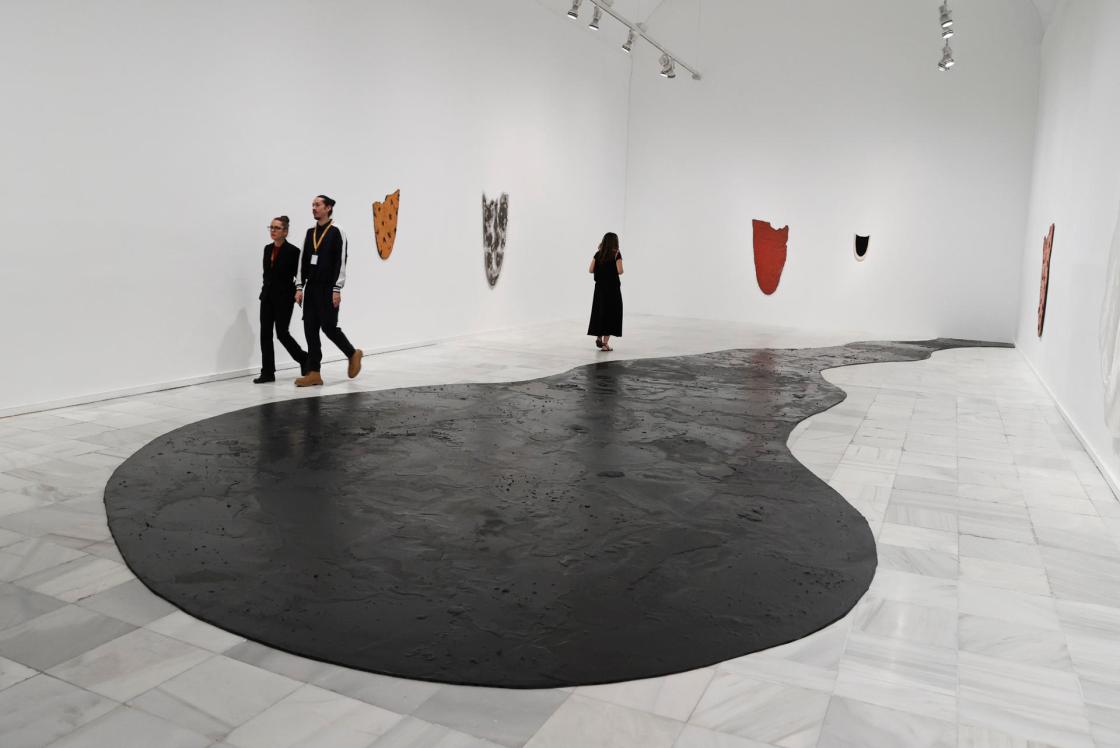 MADRID, 11/06/2024.- La obra 'Lengua' que forma parte de la exposición de Eva Lootz 'Hacer como quien dice: ¿y esto qué es? que ha sido presentada este martes en el Museo Nacional de Arte Reina Sofía. EFE/Fernando Alvarado