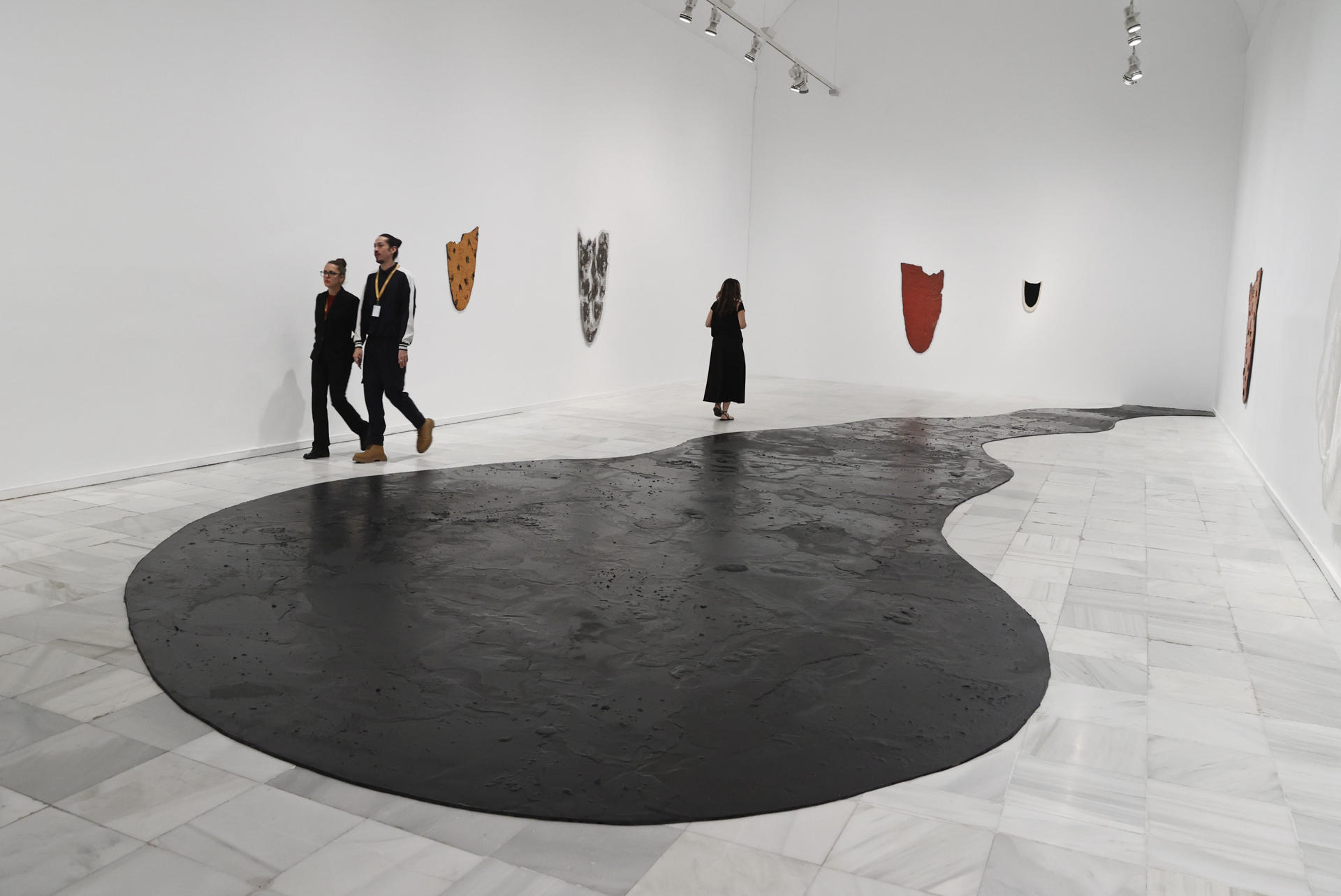 MADRID, 11/06/2024.- La obra 'Lengua' que forma parte de la exposición de Eva Lootz 'Hacer como quien dice: ¿y esto qué es? que ha sido presentada este martes en el Museo Nacional de Arte Reina Sofía. EFE/Fernando Alvarado