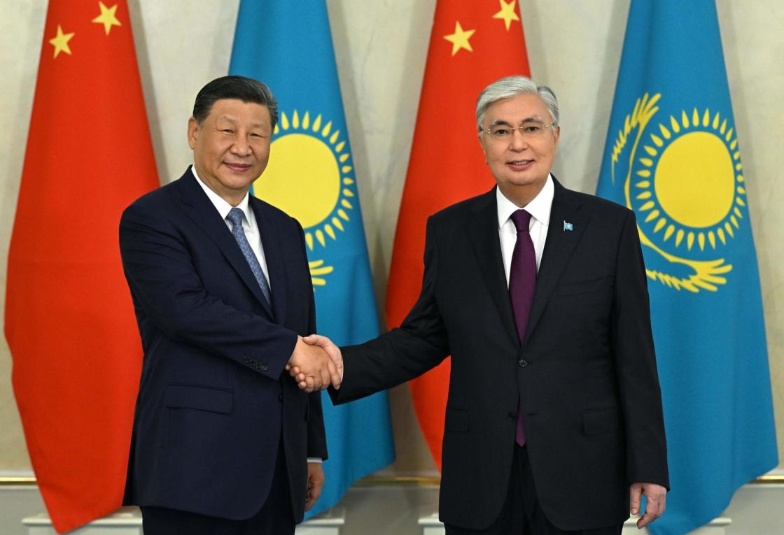 ASTANA (KAZAJISTÁN), 03/07/2024.- Una fotografía facilitada por el servicio de prensa del presidente kazajo muestra al presidente de Kazajistán, Kasym-Yomart Tokáyev (d), y al presidente de China, Xi Jinping (i), estrechándose la mano durante su reunión en Astaná, Kazajistán, el 03 de julio de 2024. Xi Jinping llegó a Kazajistán para asistir a la cumbre de la Organización de Cooperación de Shanghái (OCS) que se celebra en Astaná del 03 al 04 de julio de 2024. EFE/ Presidencia de Kazajistán SOLO USO EDITORIAL/SOLO DISPONIBLE PARA ILUSTRAR LA NOTICIA QUE ACOMPAÑA (CRÉDITO OBLIGATORIO)