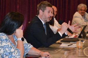 El consejero de la Consejería de Cultura, Turismo y Deporte de la Comunidad de Madrid, Mariano de Paco Serrano, habla durante la conferencia de prensa celebrada este lunes, en la ciudad de Miami (Fl, EE.UU.). EFE/ Antoni Belchi