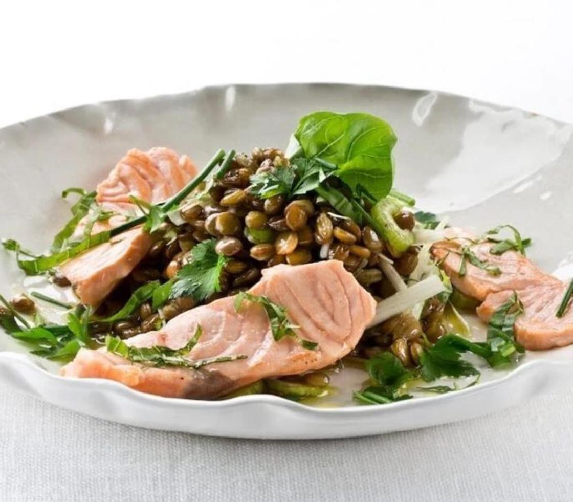 Pie de foto: Ensalada de salmón de Noruega con lentejasAutor: Mar de Noruega